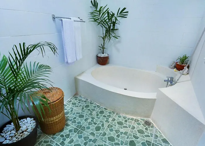 Bali 4 Bedroom 5 Ac Tropical Garden Pool With Closeable Lounge - Short Walk To The Villa *